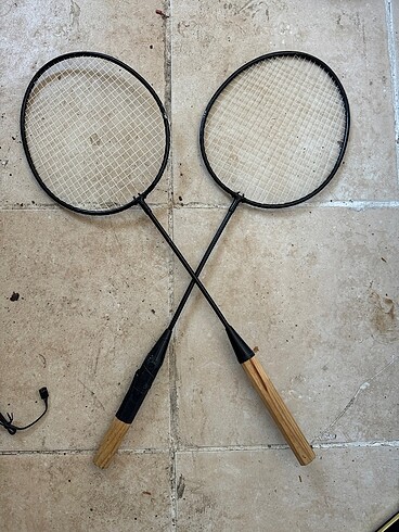 Badminton raketi