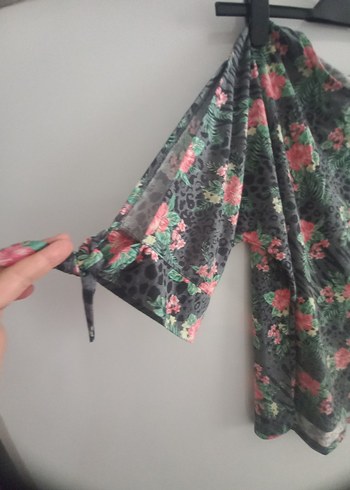 Gri Çiçek Desenli Bohem Pencereli Dirsek Kol Bluz - Görsel 3