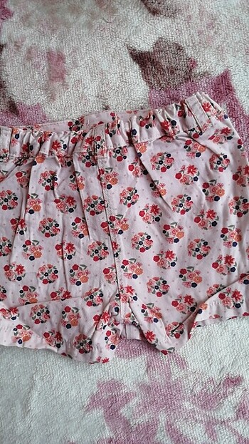 LC Waikiki 24 36 aya uygun kız cocuk cıceklı sort