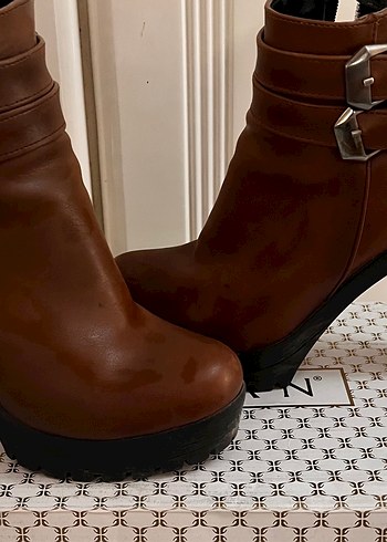 Kemer Detaylı Platform Topuklu Kadın Bot - Görsel 2