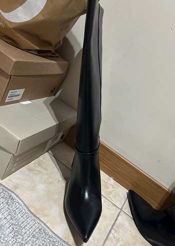 Pull and Bear bantlı kısa sivri topuklu yüksek çizme - Görsel 4