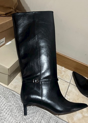 Pull and Bear bantlı kısa sivri topuklu yüksek çizme - Görsel 3