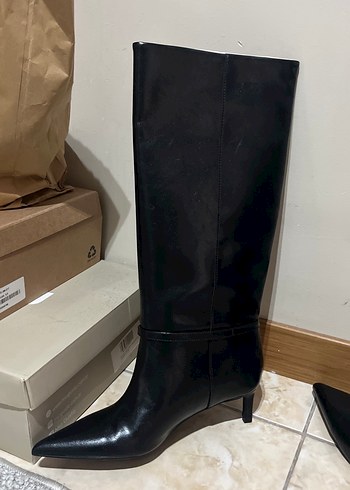 Pull and Bear bantlı kısa sivri topuklu yüksek çizme - Görsel 5