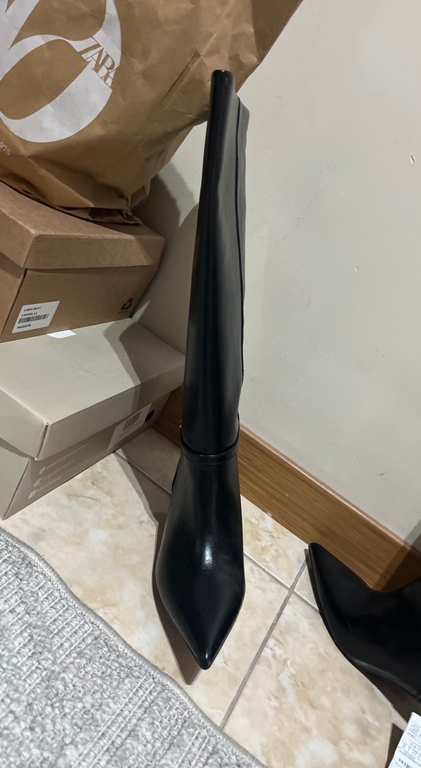 Pull and Bear bantlı kısa sivri topuklu yüksek çizme - Görsel 4