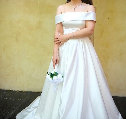 Madonna yaka saten gelinlik