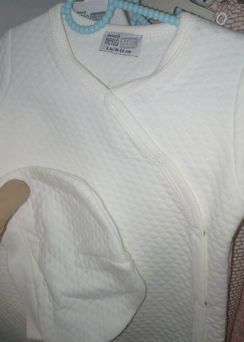 Beyaz Düğmeli Bebek Tulumu ve Şapka