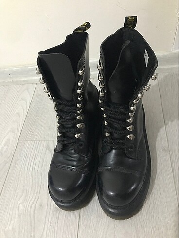 38 Beden Dr. Martens kadın bot