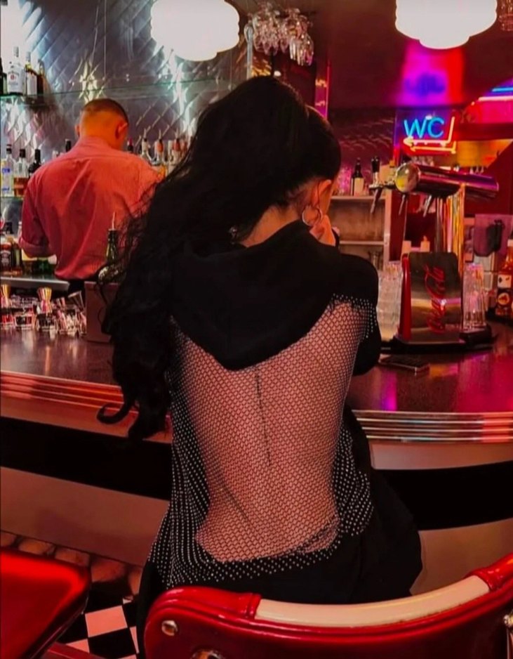 Kadın Siyah Pul Detaylı Kapüşonlu Sweatshirt Sırt Dekolteli - Görsel 2