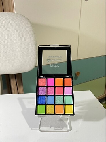 MAC Pretty Beauty Ultimate 16?lı Göz Farı