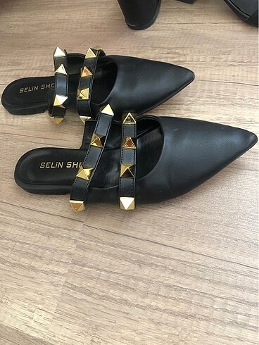 Kadın siyah terlik