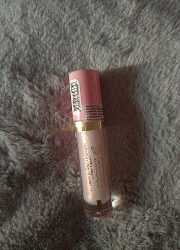 Essence Rival loves me Lipgloss