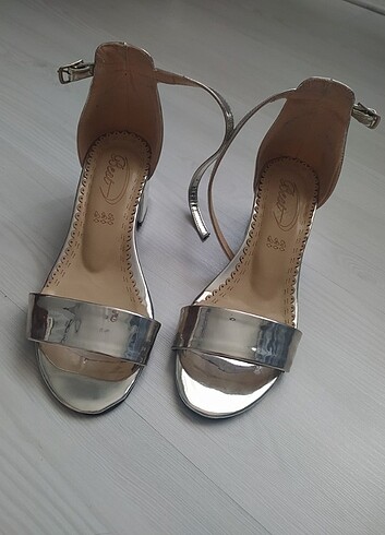 Metalik gri topuklu ayakkabı 