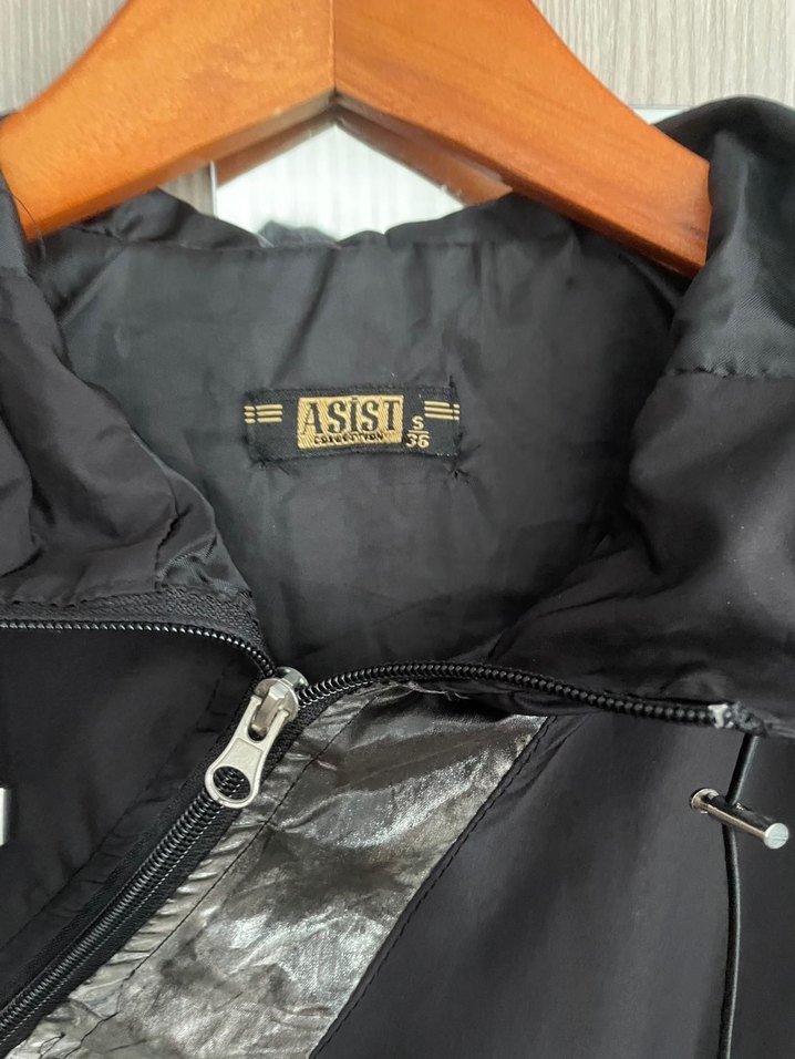 Siyah Parlak Kapüşonlu Uzun Kollu rüzgarlık - Görsel 3