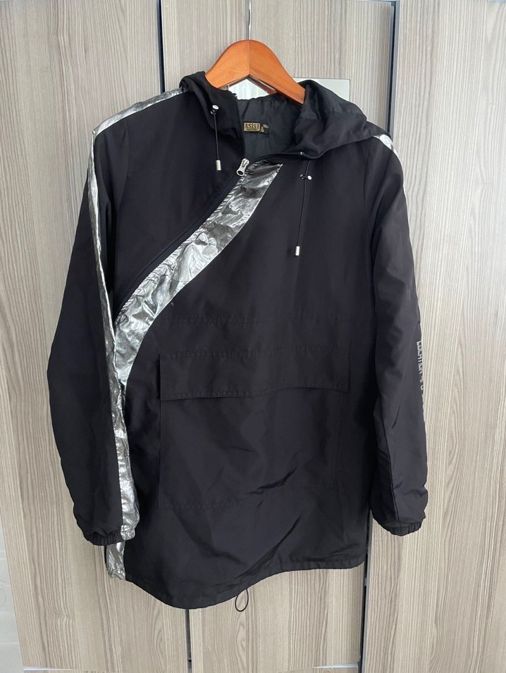 Siyah Parlak Kapüşonlu Uzun Kollu rüzgarlık - Görsel 2