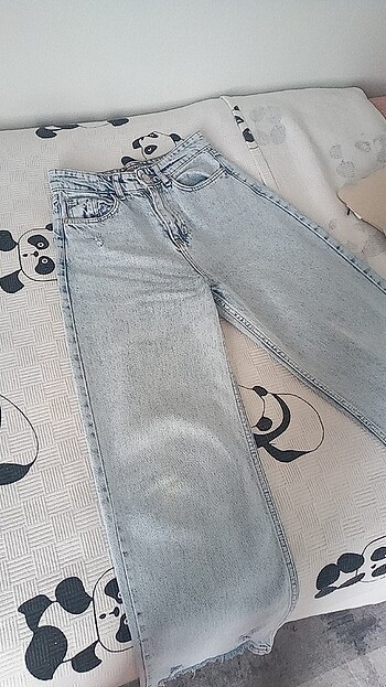 Yirtik paça detaylı jeans