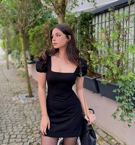 Zara siyah elbise ürünün görselleri mevcut