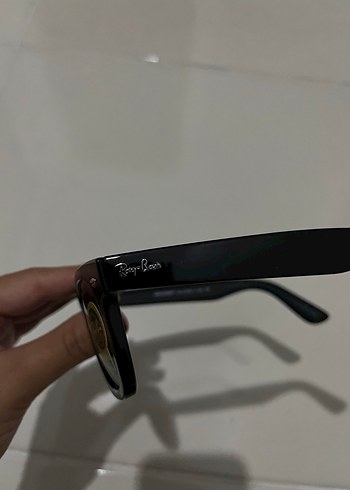 Parlak Siyah Ray-Ban Kadın Güneş Gözlüğü - Görsel 4