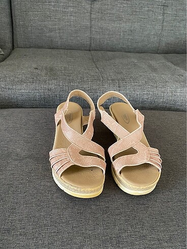 Polaris Dolgu topuklu açık pembe sandalet