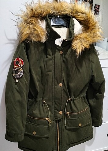 Çocuk mont 7yas rengi modeli çok güzel kapşonu çıkarılabilir 