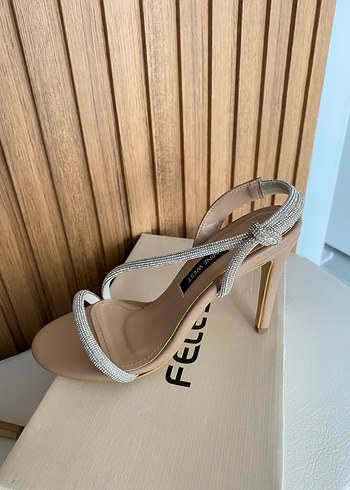 Bej Parlak Tokalı İnce Topuklu Kadın Ayakkabı - Görsel 3