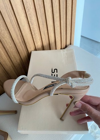 Bej Parlak Tokalı İnce Topuklu Kadın Ayakkabı - Görsel 4