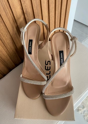 Bej Parlak Tokalı İnce Topuklu Kadın Ayakkabı - Görsel 7