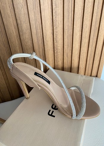 Bej Parlak Tokalı İnce Topuklu Kadın Ayakkabı - Görsel 5