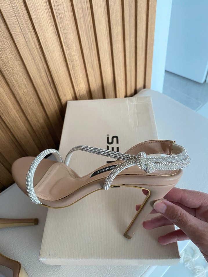 Bej Parlak Tokalı İnce Topuklu Kadın Ayakkabı - Görsel 4