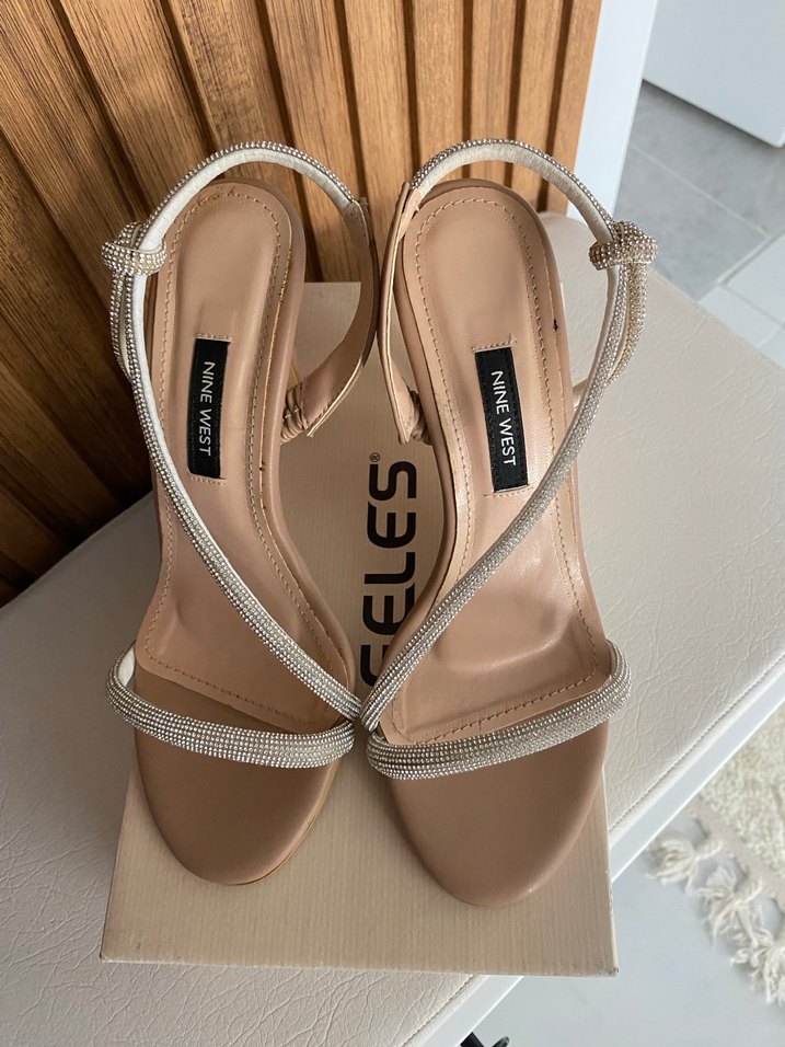 Bej Parlak Tokalı İnce Topuklu Kadın Ayakkabı - Görsel 2