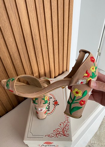 Bej Çiçekli Kadın Dolgu Topuklu Sandalet - Görsel 5