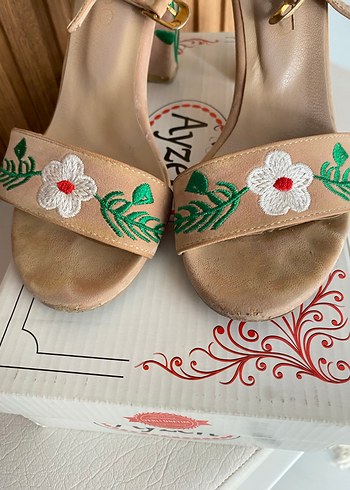 Bej Çiçekli Kadın Dolgu Topuklu Sandalet - Görsel 2