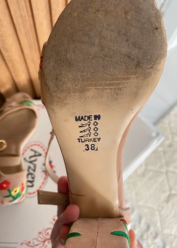 Bej Çiçekli Kadın Dolgu Topuklu Sandalet - Görsel 6