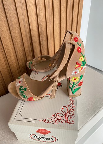 Bej Çiçekli Kadın Dolgu Topuklu Sandalet - Görsel 3