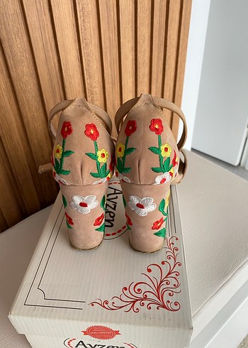 Bej Çiçekli Kadın Dolgu Topuklu Sandalet - Görsel 4