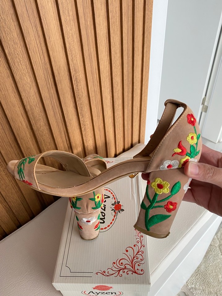 Bej Çiçekli Kadın Dolgu Topuklu Sandalet - Görsel 5
