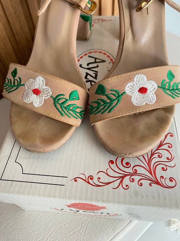 Bej Çiçekli Kadın Dolgu Topuklu Sandalet - Görsel 2