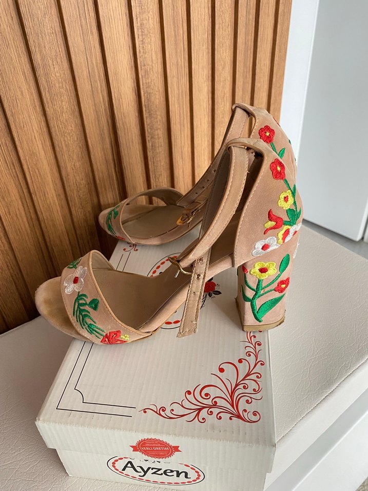 Bej Çiçekli Kadın Dolgu Topuklu Sandalet - Görsel 3