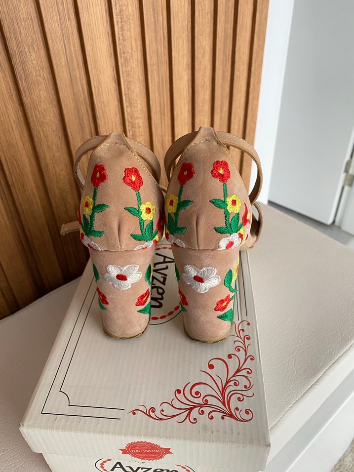 Bej Çiçekli Kadın Dolgu Topuklu Sandalet - Görsel 4