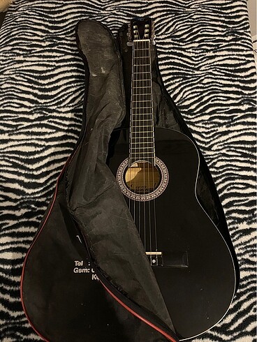 siyah klasik gitar