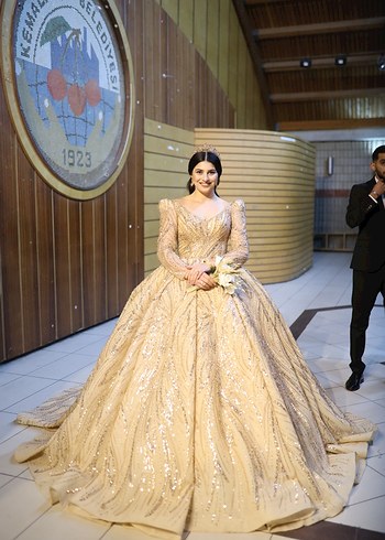 Parlak Altın Renk Uzun Kollu Prenses Gelinlik - Görsel 3