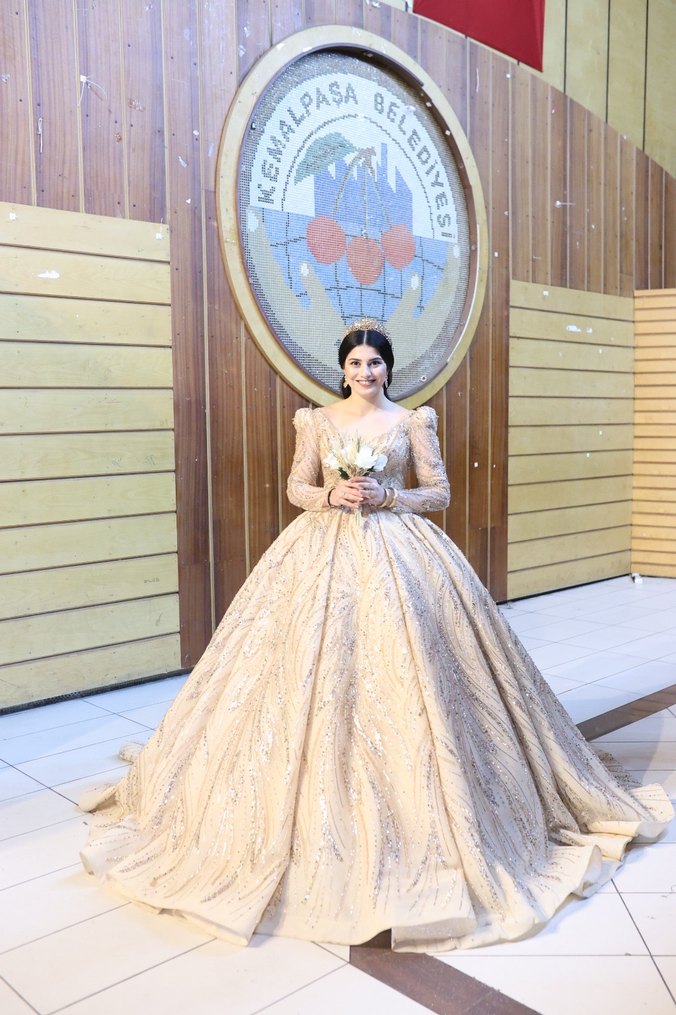 Parlak Altın Renk Uzun Kollu Prenses Gelinlik - Görsel 2