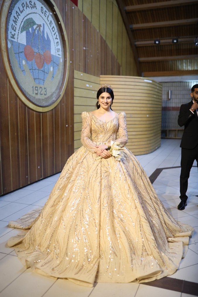 Parlak Altın Renk Uzun Kollu Prenses Gelinlik - Görsel 3