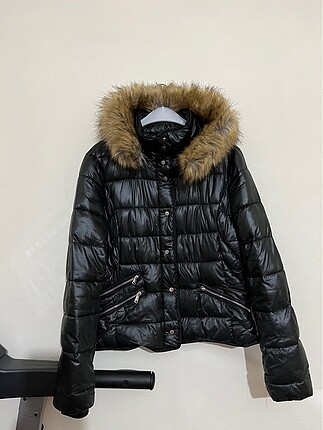 Zara Mont