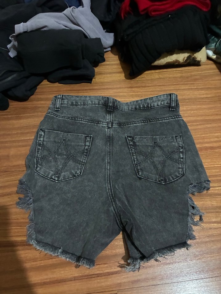 Yırtık Mini Jean Şort - Görsel 2