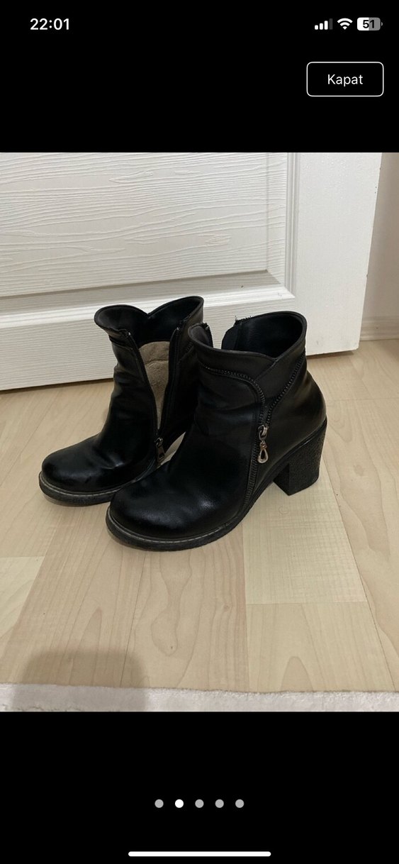 Siyah Parlak Deri Tokalı Topuklu Bot - Görsel 2