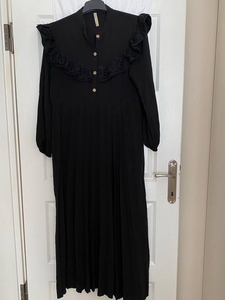 Uzun Kollu Siyah Nakışlı Gotik Elbise - Görsel 2