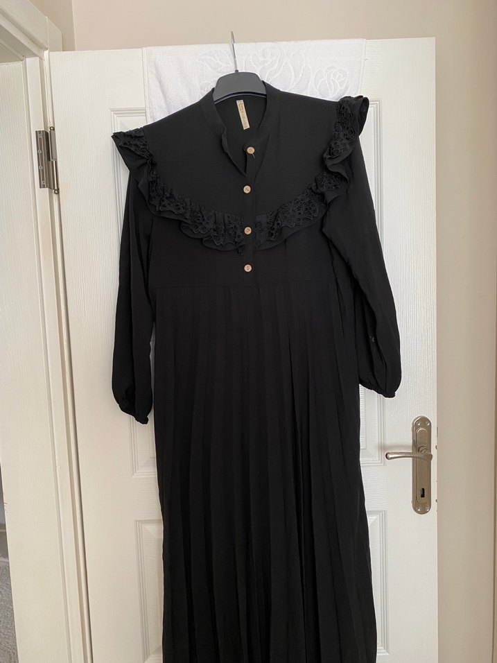 Uzun Kollu Siyah Nakışlı Gotik Elbise - Görsel 3