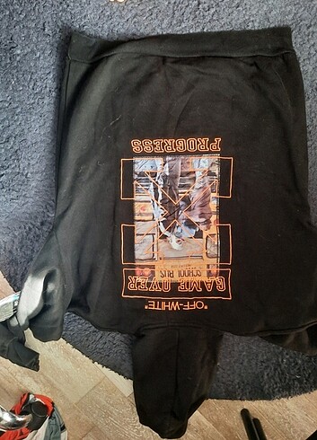 Off white sweat