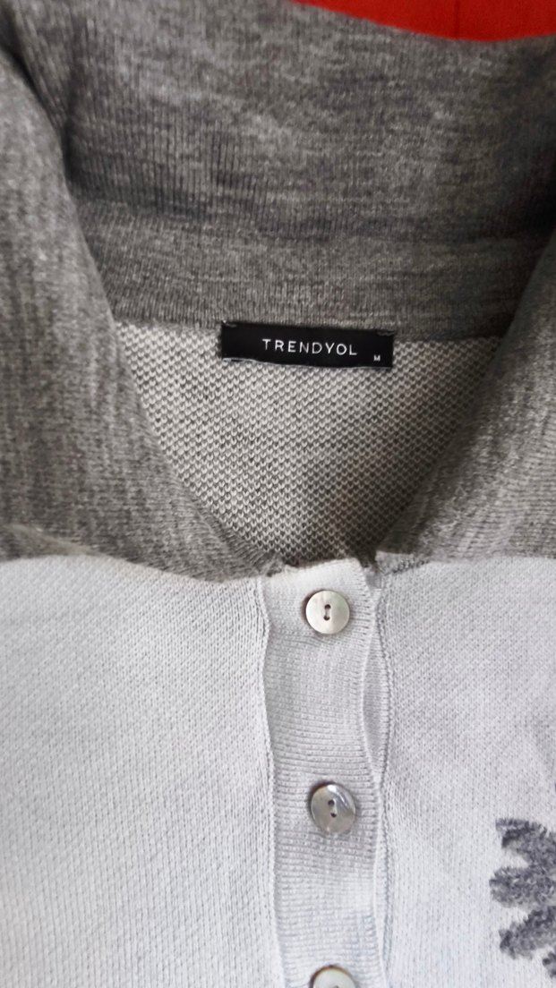 Gri Yakalı Düğmeli Kadın Süveter - Görsel 3