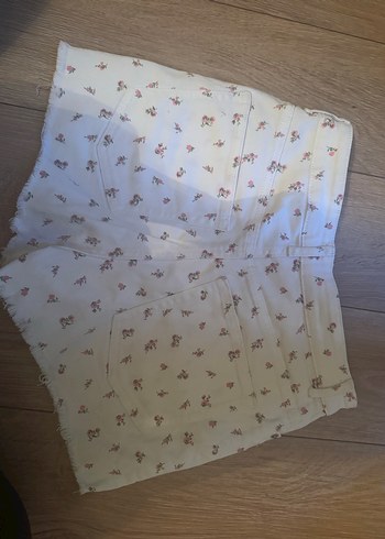 Çiçekli coquette h&m beyaz şort - Görsel 4